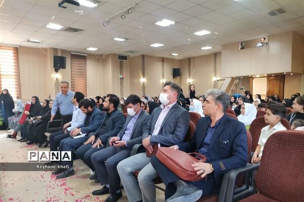مراسم تقدیر از مربیان و دانش‌آموزان‌ برگزیده شهرستان پاکدشت