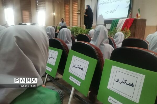 مراسم تقدیر از مربیان و دانش‌آموزان‌ برگزیده شهرستان پاکدشت