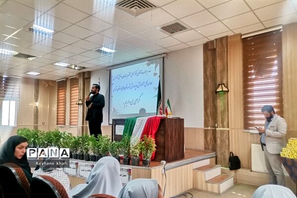 مراسم تقدیر از مربیان و دانش‌آموزان‌ برگزیده شهرستان پاکدشت