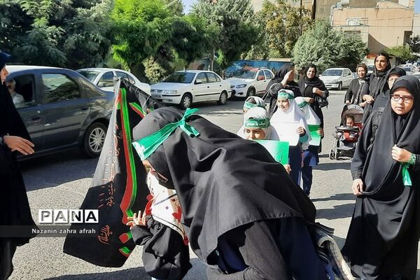 حرکت نمادین دانش‌آموزان رودهن از پیاده‌روی اربعین