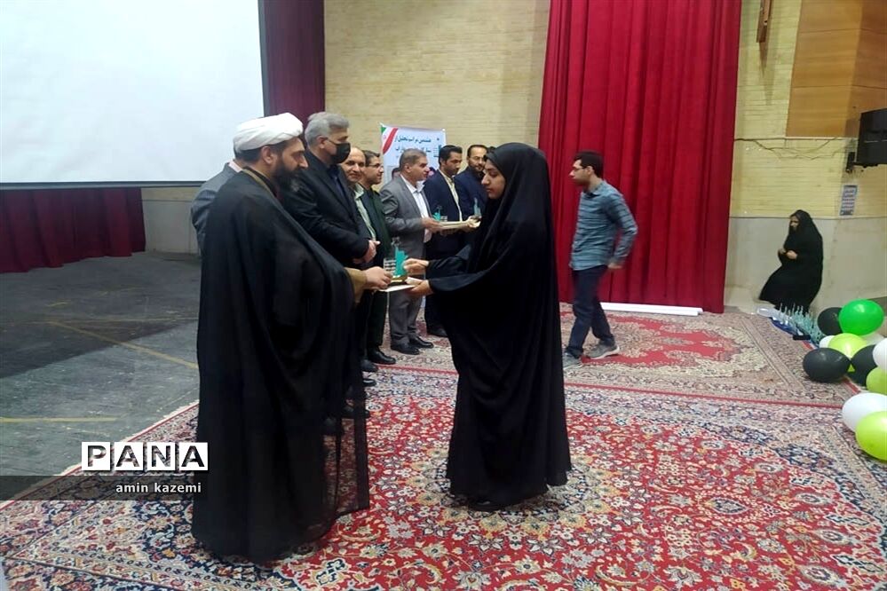 مراسم تجلیل از برگزیدگان هشتمین جشنواره ستارگان علمی در داراب استان فارس