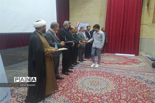 مراسم تجلیل از برگزیدگان هشتمین جشنواره ستارگان علمی در داراب استان فارس