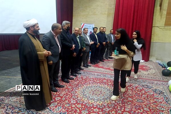 مراسم تجلیل از برگزیدگان هشتمین جشنواره ستارگان علمی در داراب استان فارس