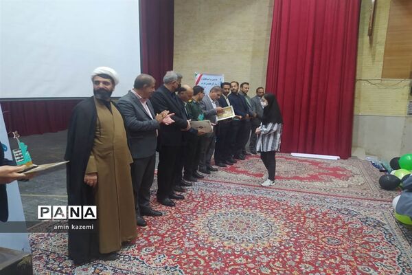 مراسم تجلیل از برگزیدگان هشتمین جشنواره ستارگان علمی در داراب استان فارس