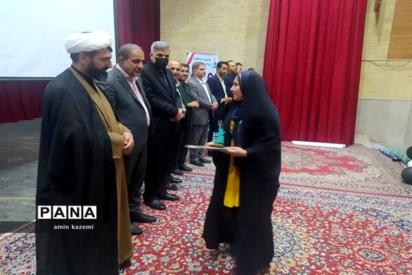 مراسم تجلیل از برگزیدگان هشتمین جشنواره ستارگان علمی در داراب استان فارس