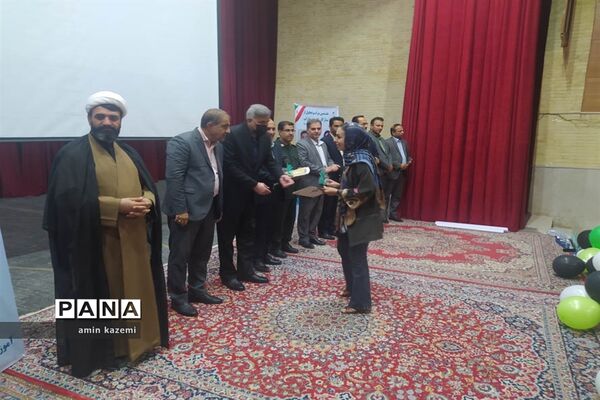 مراسم تجلیل از برگزیدگان هشتمین جشنواره ستارگان علمی در داراب استان فارس