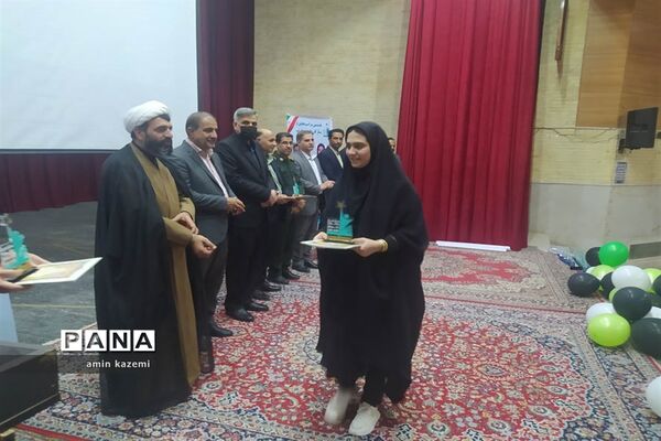مراسم تجلیل از برگزیدگان هشتمین جشنواره ستارگان علمی در داراب استان فارس