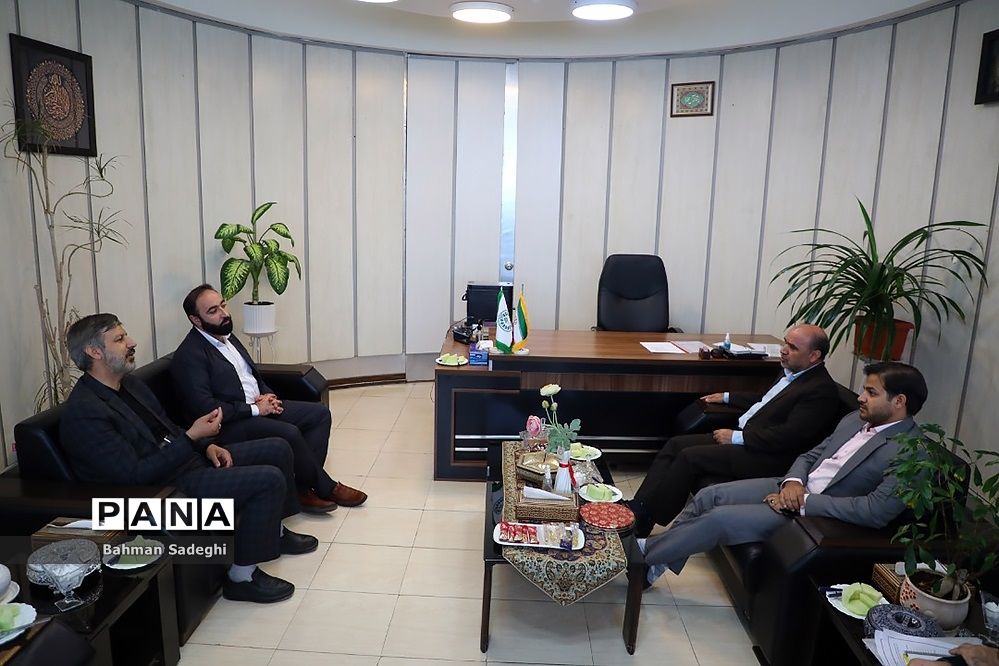 جلسه سازمان دانش‌آموزی و کمیته امداد امام خمینی با موضوع «شور عاطفه‌ها»