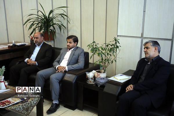 جلسه سازمان دانش‌آموزی و کمیته امداد امام خمینی با موضوع «شور عاطفه‌ها»