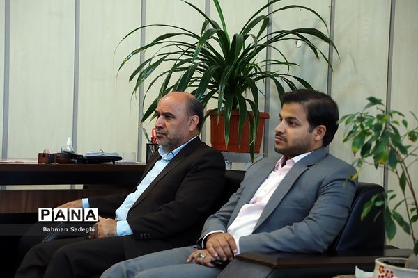 جلسه سازمان دانش‌آموزی و کمیته امداد امام خمینی با موضوع «شور عاطفه‌ها»