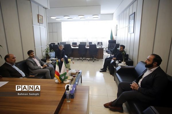 جلسه سازمان دانش‌آموزی و کمیته امداد امام خمینی با موضوع «شور عاطفه‌ها»