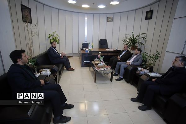 جلسه سازمان دانش‌آموزی و کمیته امداد امام خمینی با موضوع «شور عاطفه‌ها»