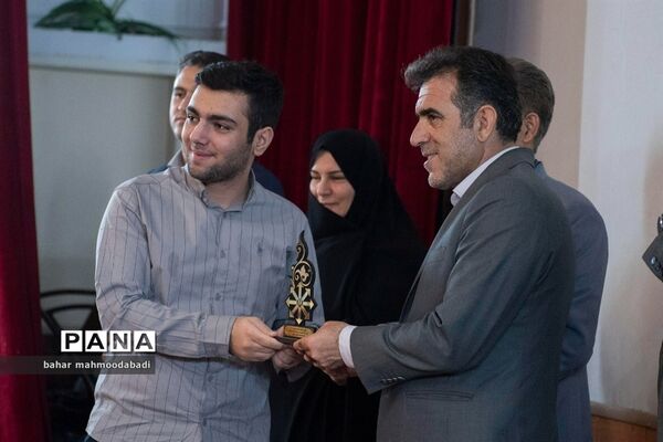 آیین تجلیل از افتخارآفرینان کنکور ۱۴۰۱ دانش‌آموزان مدارس استعدادهای درخشان(سمپاد) استان کرمانشاه