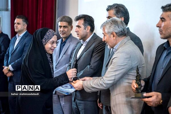 آیین تجلیل از افتخارآفرینان کنکور ۱۴۰۱ دانش‌آموزان مدارس استعدادهای درخشان(سمپاد) استان کرمانشاه