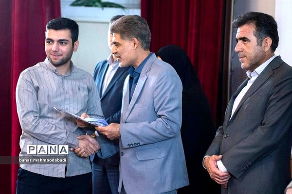 آیین تجلیل از افتخارآفرینان کنکور ۱۴۰۱ دانش‌آموزان مدارس استعدادهای درخشان(سمپاد) استان کرمانشاه
