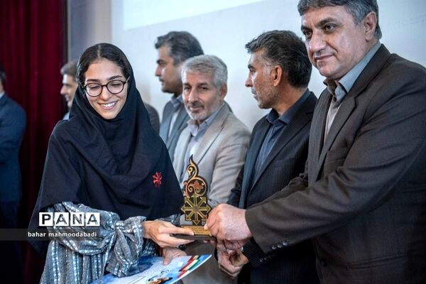آیین تجلیل از افتخارآفرینان کنکور ۱۴۰۱ دانش‌آموزان مدارس استعدادهای درخشان(سمپاد) استان کرمانشاه