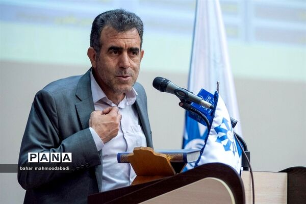 آیین تجلیل از افتخارآفرینان کنکور ۱۴۰۱ دانش‌آموزان مدارس استعدادهای درخشان(سمپاد) استان کرمانشاه