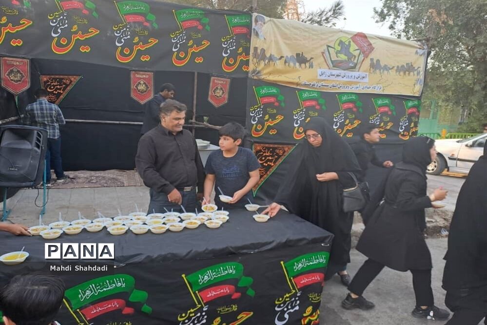 فعالیت موکب دانش‌آموزان و فرهنگیان زابل در مراسم اربعین حسینی(ع)