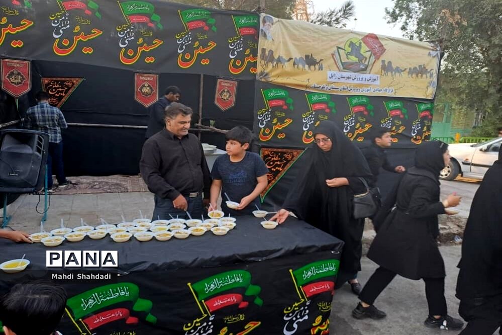 فعالیت موکب دانش‌آموزان و فرهنگیان زابل در مراسم اربعین حسینی(ع)