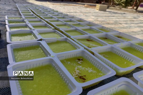 طبخ و توزیع شله زرد نذری در شهرستان زیرکوه