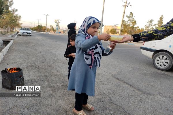 طبخ و توزیع شله زرد نذری در شهرستان زیرکوه