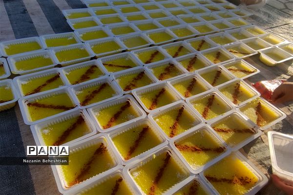 طبخ و توزیع شله زرد نذری در شهرستان زیرکوه