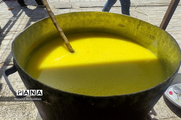 طبخ و توزیع شله زرد نذری در شهرستان زیرکوه