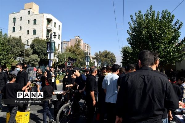 برپایی موکب شهدای فرهنگیان آموزش و پرورش منطقه ۱۴ در خیابان ۱۷ شهریور