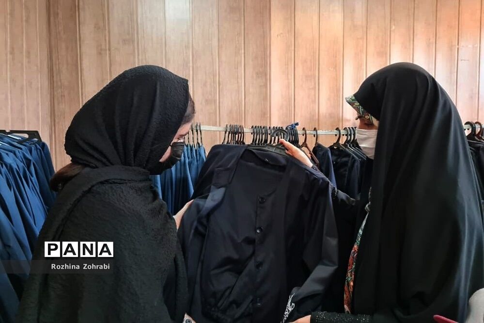 جنب و جوش دانش‌آموزان برای خرید لباس فرم مدرسه
