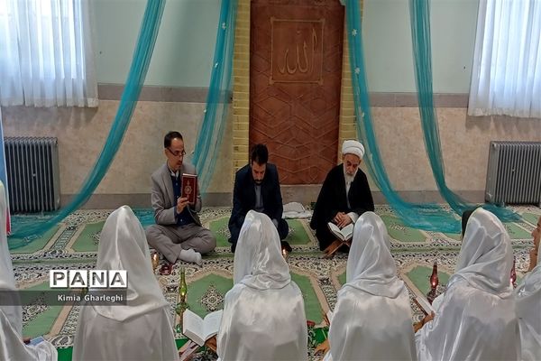 آیین غبارروبی و عطر افشانی نمازخانه دبیرستان فرزانگان قرچک