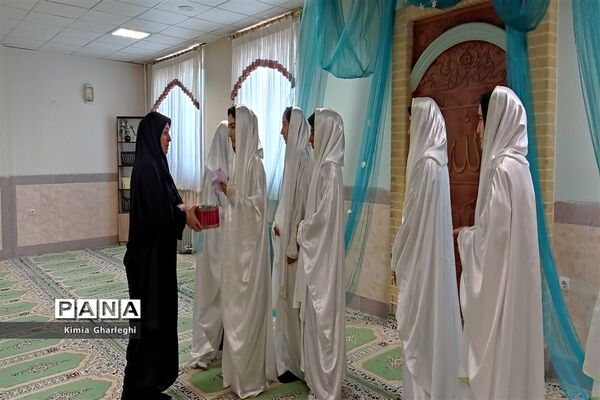 آیین غبارروبی و عطر افشانی نمازخانه دبیرستان فرزانگان قرچک