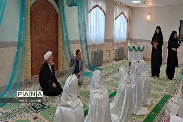 آیین غبارروبی و عطر افشانی نمازخانه دبیرستان فرزانگان قرچک