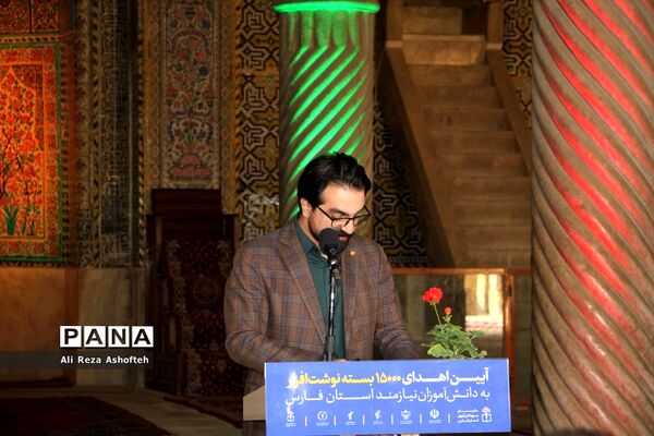 اجرای طرح توکاد و اهدای بسته‌های لوازم‌التحریر به دانش‌آموزان نیازمند در فارس