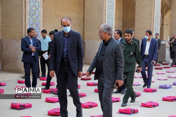 اجرای طرح توکاد و اهدای بسته‌های لوازم‌التحریر به دانش‌آموزان نیازمند در فارس