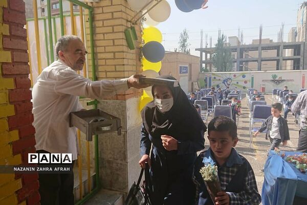 برگزاری جشن شکوفه‌ها در دبستان ایمان رودهن