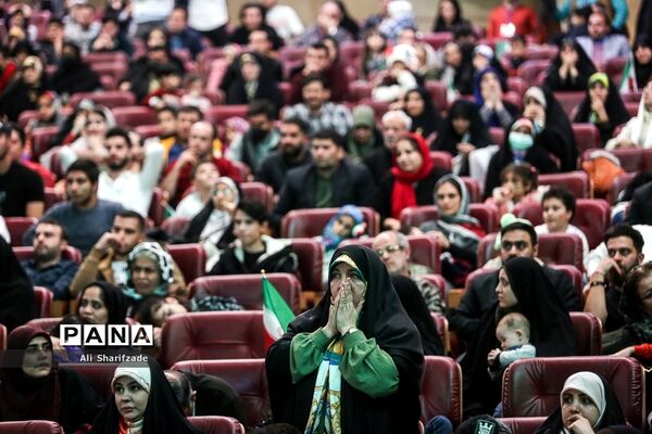 تماشای فوتبال ایران و آمریکا در برج میلاد