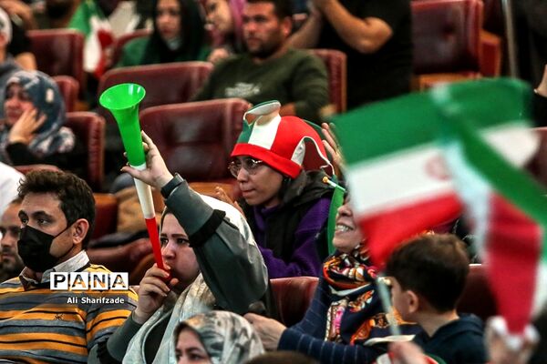 تماشای فوتبال ایران و آمریکا در برج میلاد