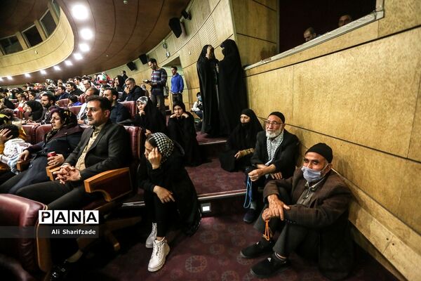 تماشای فوتبال ایران و آمریکا در برج میلاد