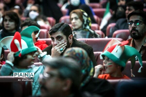 تماشای فوتبال ایران و آمریکا در برج میلاد
