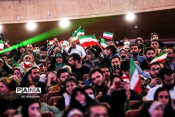 تماشای فوتبال ایران و آمریکا در برج میلاد