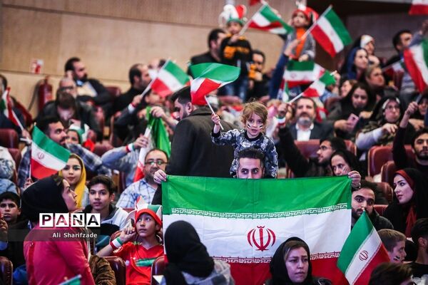 تماشای فوتبال ایران و آمریکا در برج میلاد