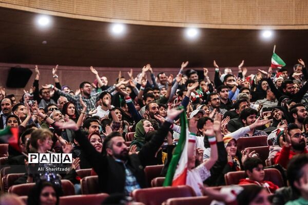 تماشای فوتبال ایران و آمریکا در برج میلاد