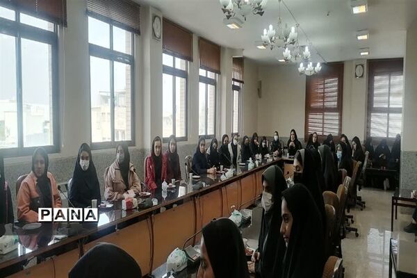 نشست صمیمی مدیر سازمان دانش‌آموزی استان اصفهان با خبرنگاران پانا‌ و اعضای مجلس دانش‌آموزی نجف آباد