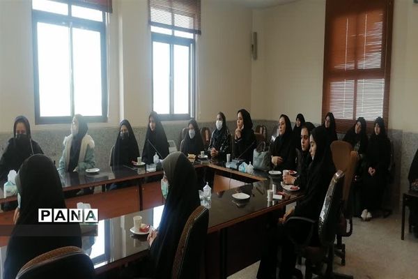 نشست صمیمی مدیر سازمان دانش‌آموزی استان اصفهان با خبرنگاران پانا‌ و اعضای مجلس دانش‌آموزی نجف آباد