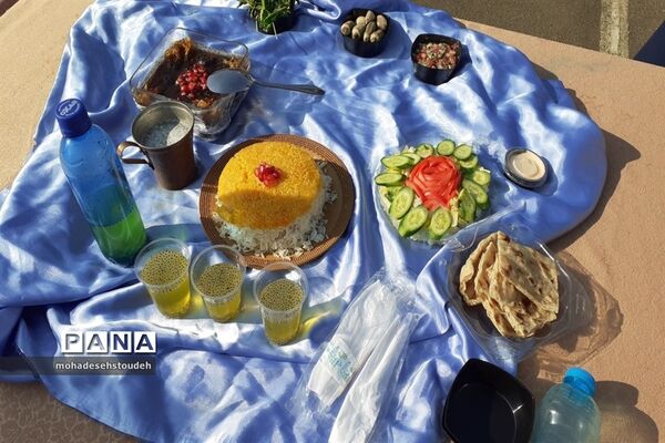 جشنواره غذای سالم در دبیرستان دخترانه موسی بن جعفر(ع)
