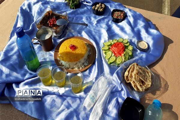 جشنواره غذای سالم در دبیرستان دخترانه موسی بن جعفر(ع)