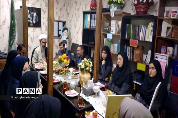 نشست امام جمعه ملارد و مسئولان آموزش و پرورش ملارد با دبیران آموزشگاه مهلا
