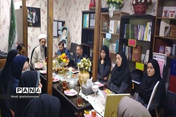 نشست امام جمعه ملارد و مسئولان آموزش و پرورش ملارد با دبیران آموزشگاه مهلا