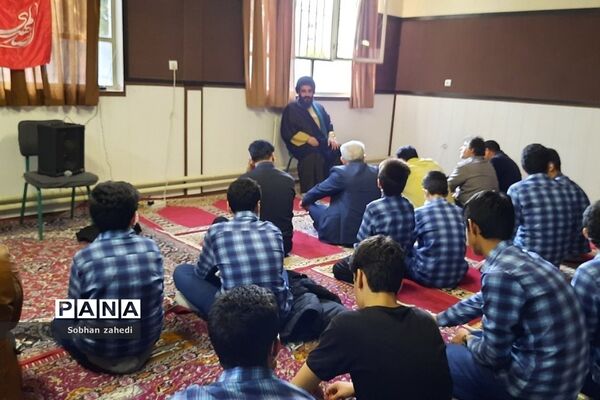 دیدار صمیمی امام‌جمعه رودهن با دانش‌آموزان مدرسه شهید بهشتی رودهن