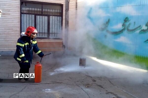 آموزش استفاده از کپسول آتش‌نشانی و اطفا حریق در دبستان دخترانه سما۲ رودهن